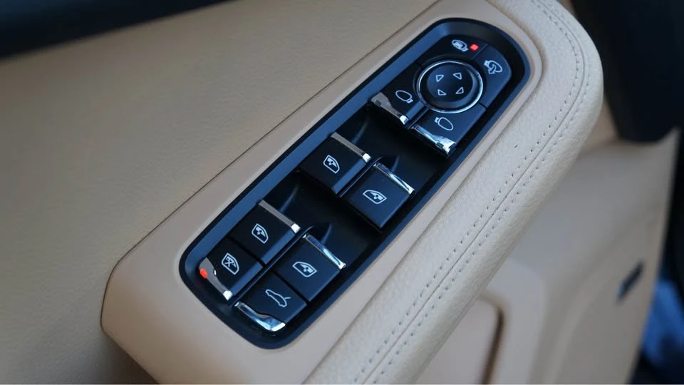 2018 Porsche Macan - Image 11 of 20
