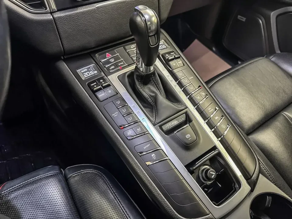 2018 Porsche Macan - Image 9 of 14