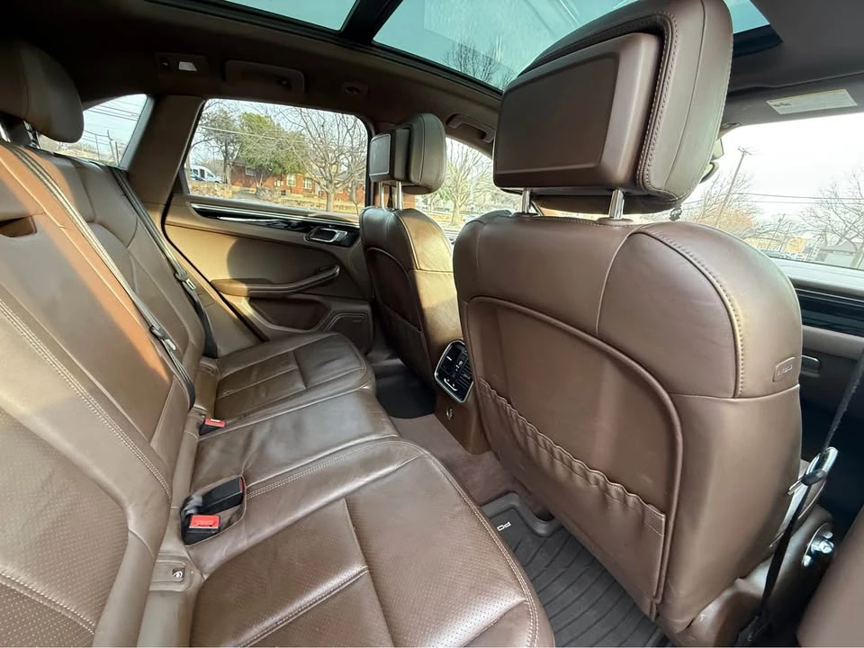 2018 Porsche Macan - Image 11 of 17