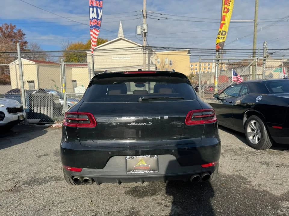 2018 Porsche Macan - Image 15 of 17