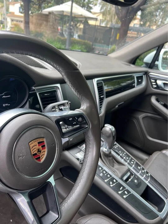 2018 Porsche Macan - Image 9 of 14