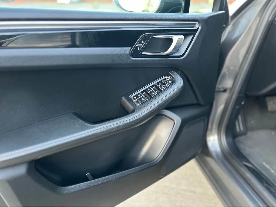 2018 Porsche Macan - Image 13 of 16