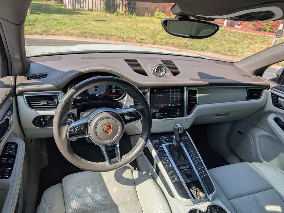 2018 Porsche Macan - Image 11 of 13