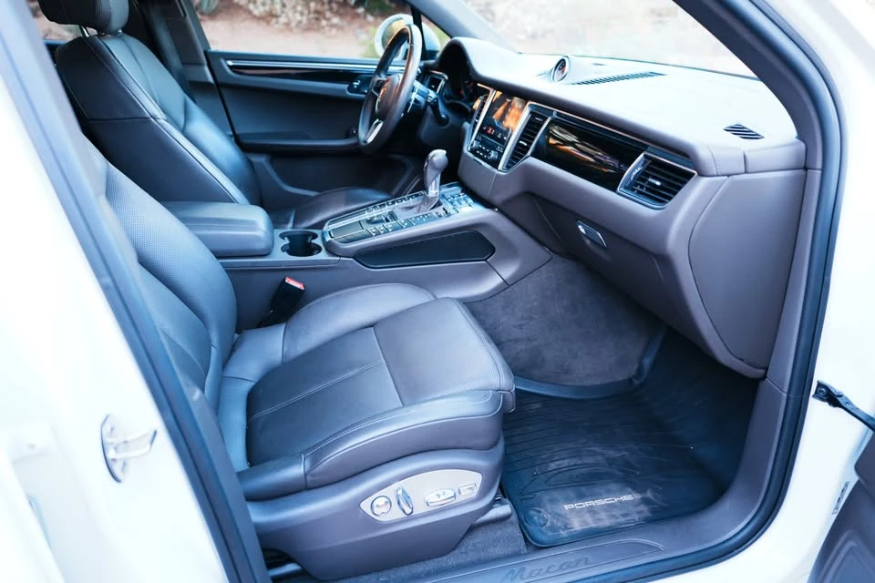 2018 Porsche Macan - Image 8 of 11