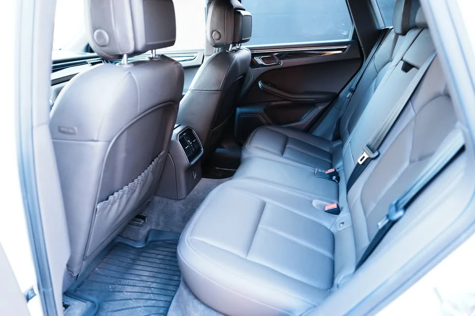 2018 Porsche Macan - Image 10 of 11