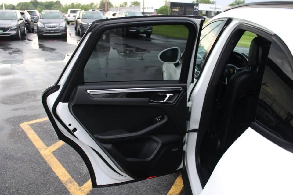 2018 Porsche Macan - Image 18 of 20