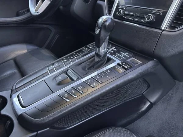 2018 Porsche Macan - Image 9 of 13
