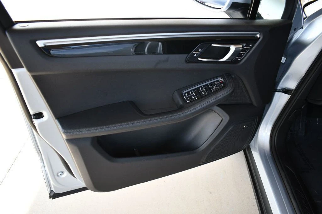 2018 Porsche Macan - Image 12 of 21