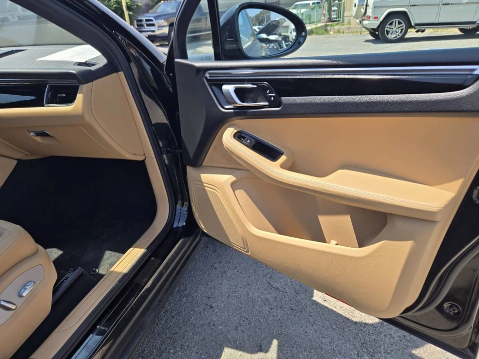 2018 Porsche Macan - Image 14 of 15