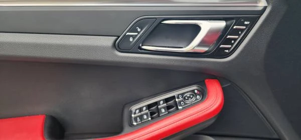 2018 Porsche Macan - Image 15 of 21