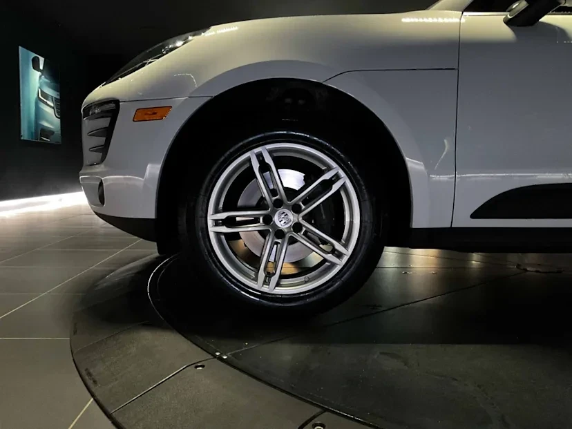 2018 Porsche Macan - Image 10 of 12