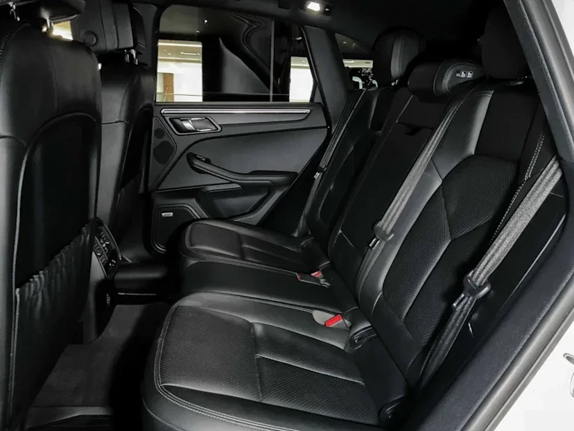 2018 Porsche Macan - Image 9 of 12