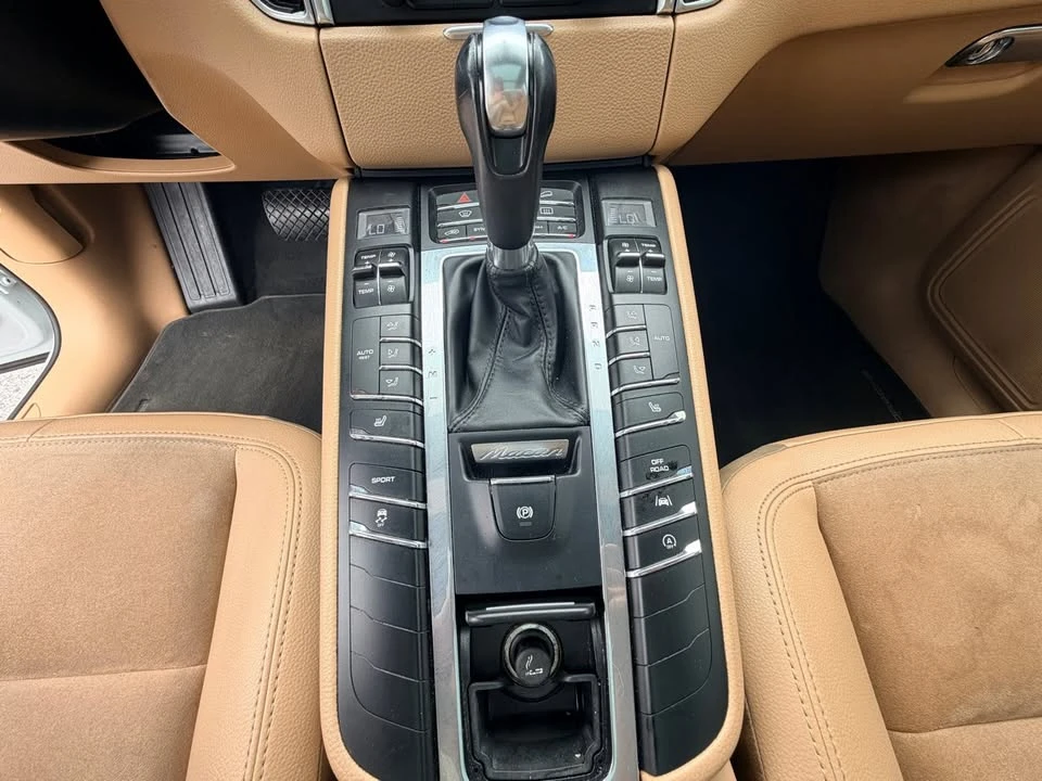 2018 Porsche Macan - Image 17 of 20