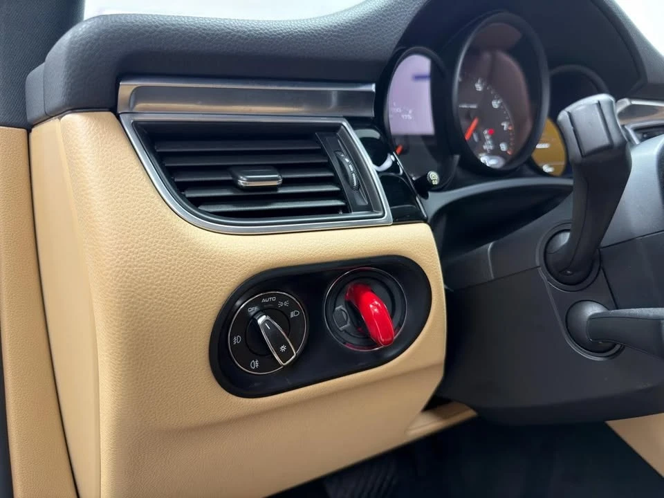 2018 Porsche Macan - Image 16 of 20