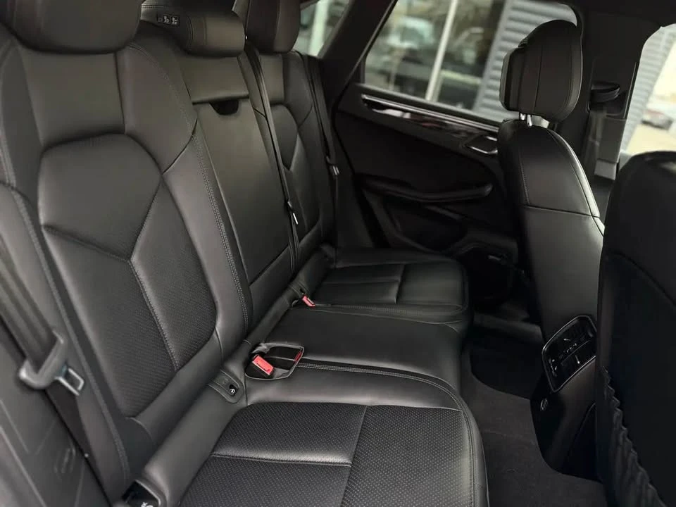 2018 Porsche Macan - Image 11 of 18