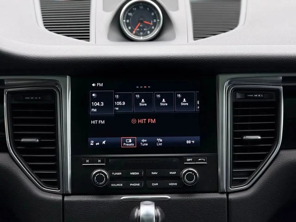 2018 Porsche Macan - Image 15 of 18