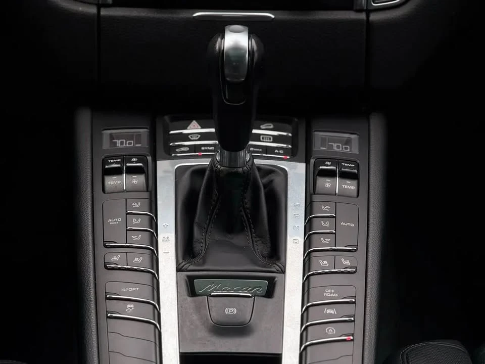 2018 Porsche Macan - Image 16 of 18