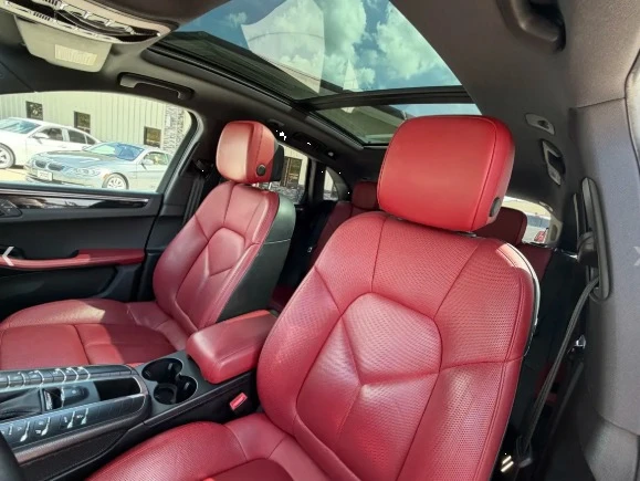 2018 Porsche Macan - Image 9 of 12
