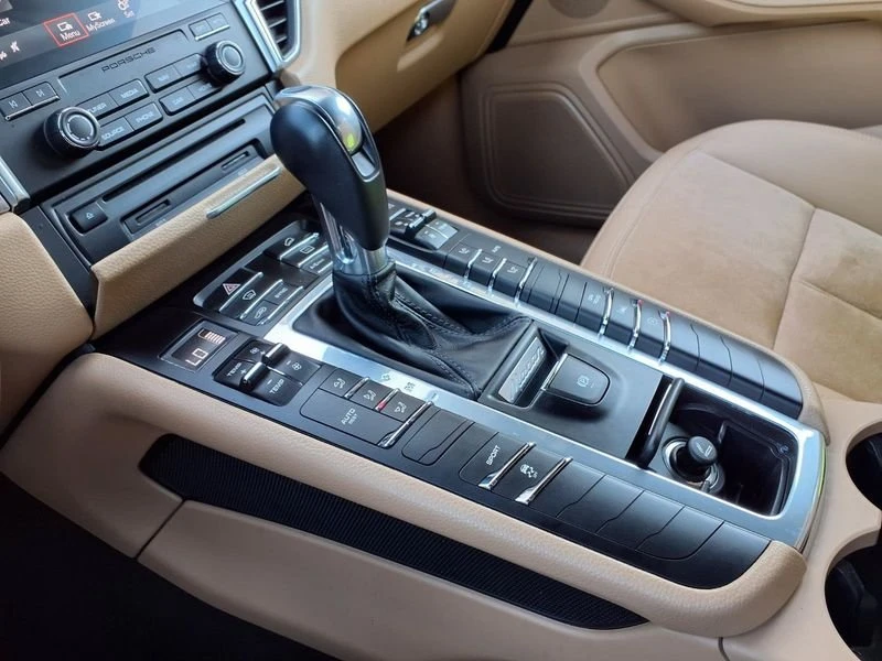 2018 Porsche Macan - Image 12 of 20