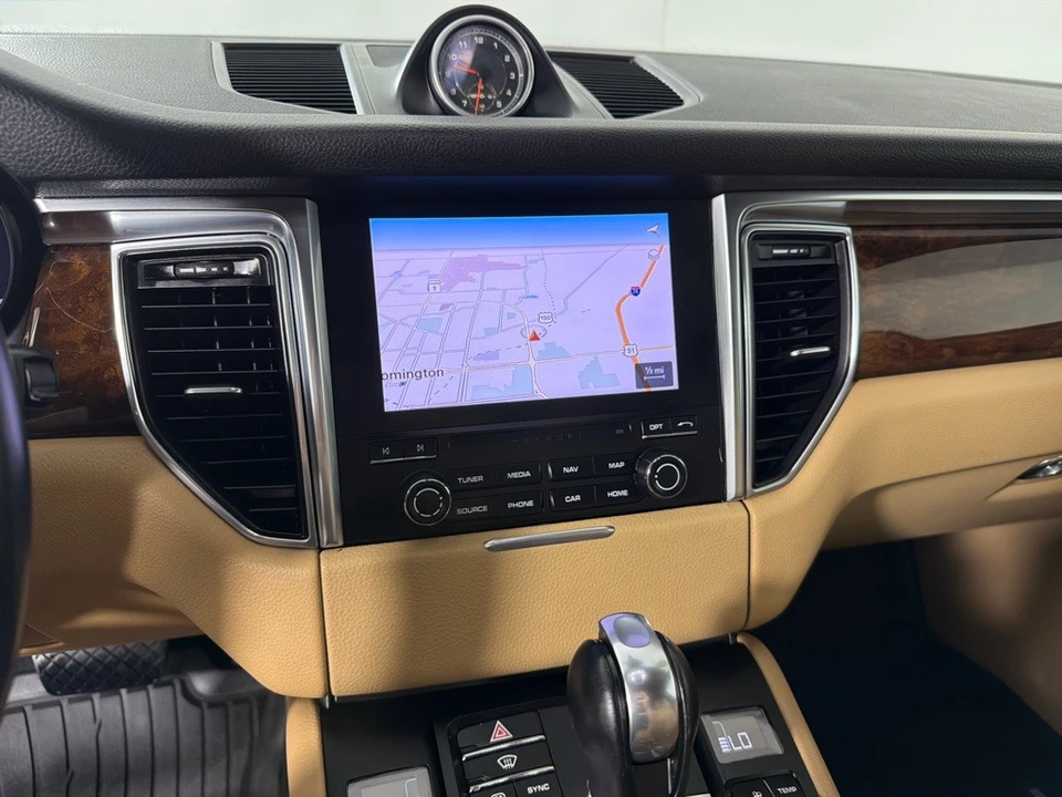 2018 Porsche Macan - Image 17 of 28