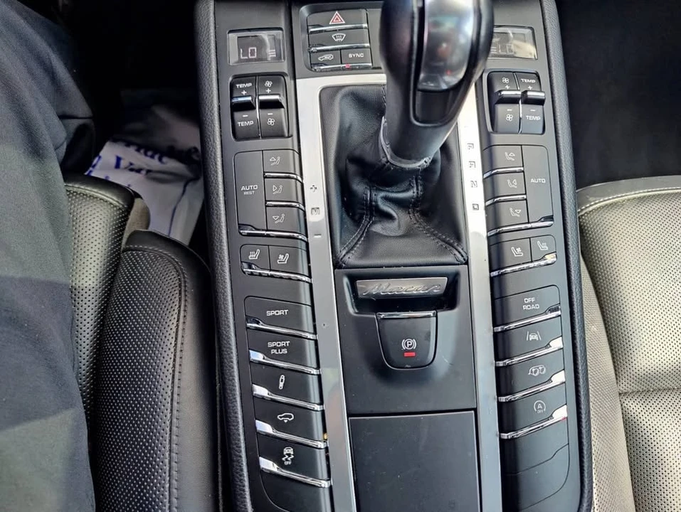 2018 Porsche Macan - Image 17 of 18