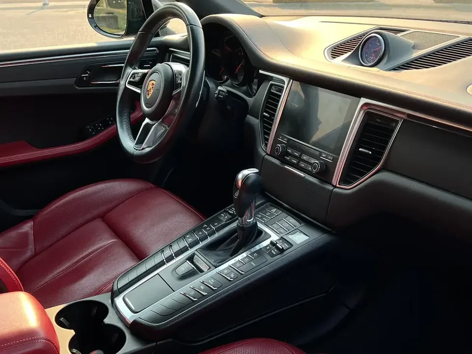 2018 Porsche Macan - Image 12 of 18
