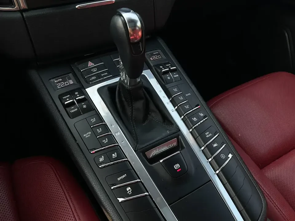2018 Porsche Macan - Image 14 of 18