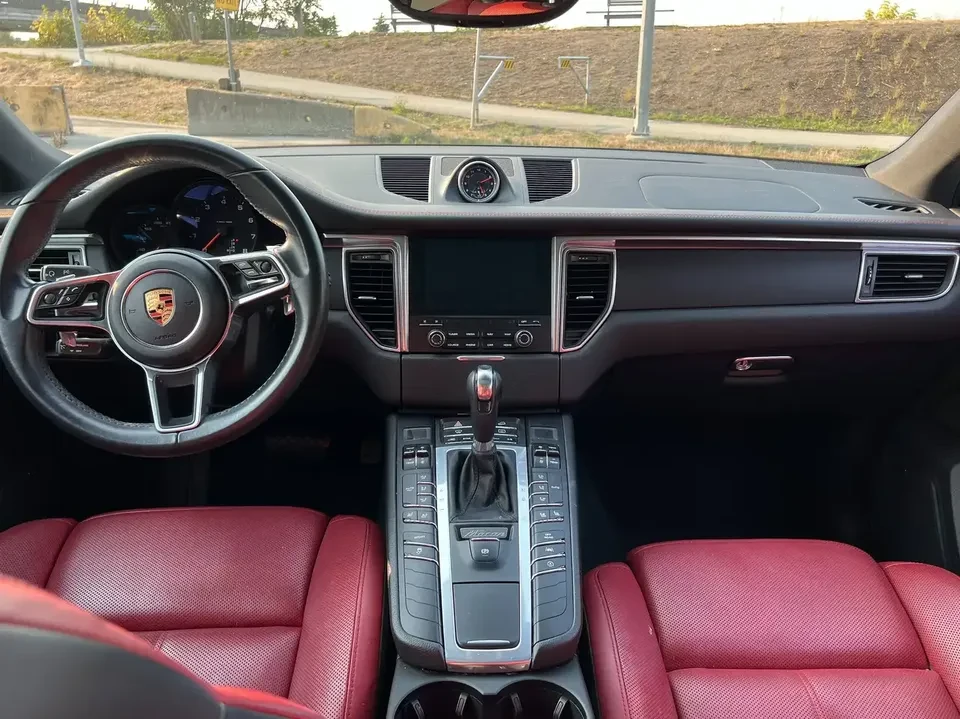2018 Porsche Macan - Image 9 of 18