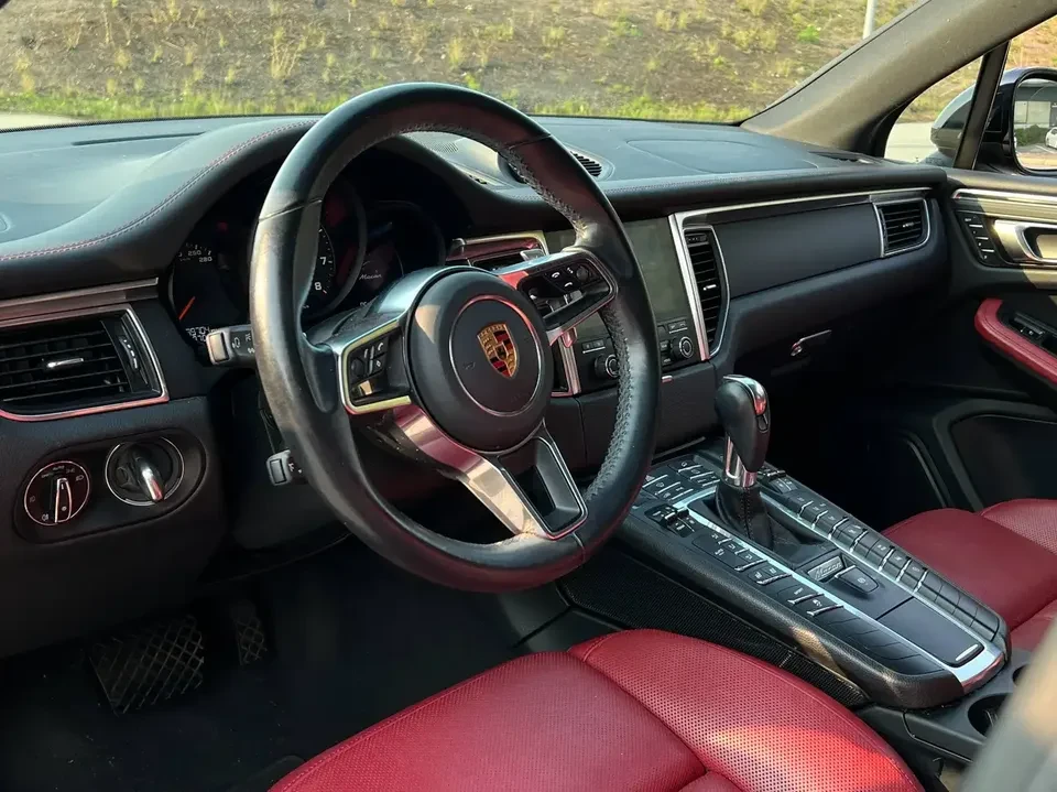 2018 Porsche Macan - Image 13 of 18