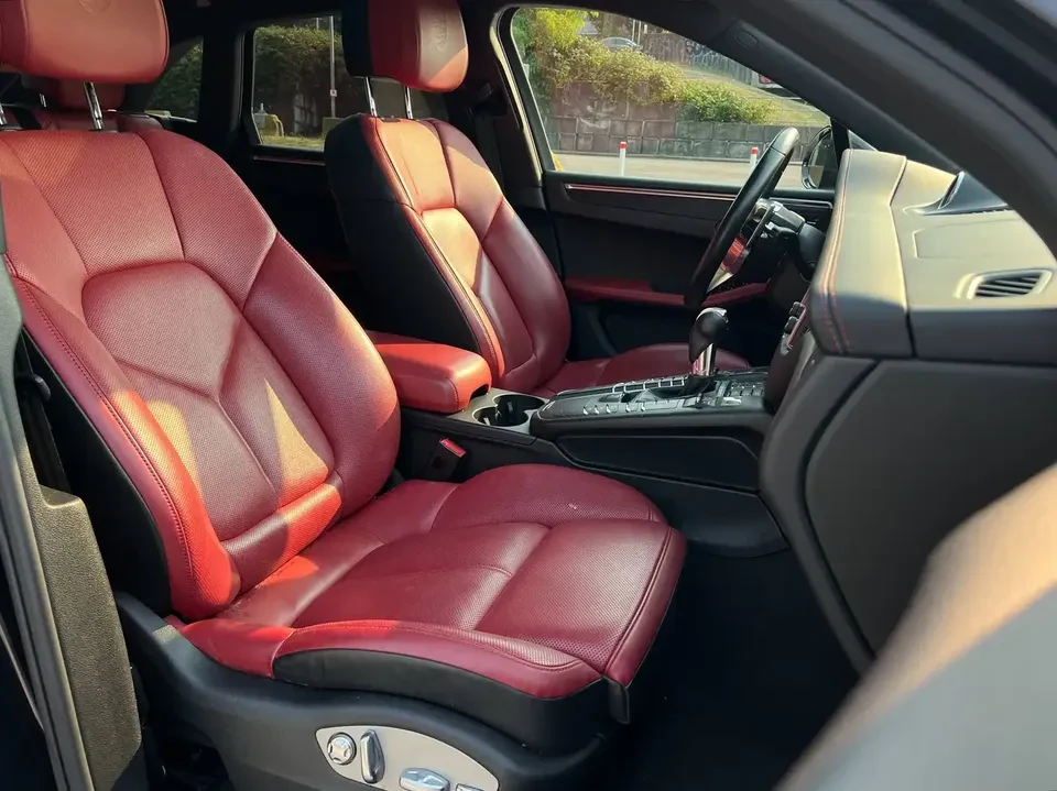 2018 Porsche Macan - Image 11 of 18