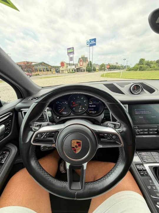 2018 Porsche Macan - Image 17 of 20