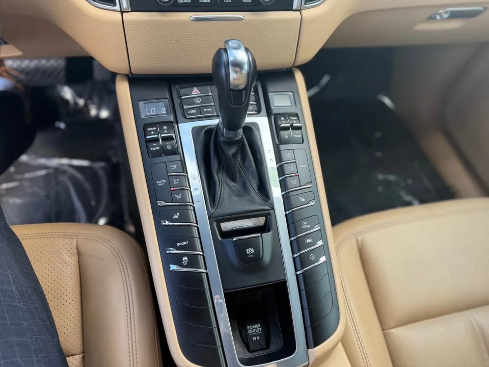 2018 Porsche Macan - Image 9 of 12