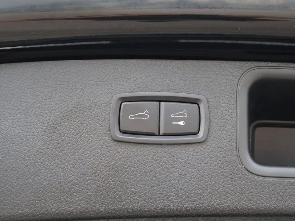 2018 Porsche Macan - Image 17 of 20