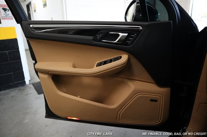 2018 Porsche Macan - Image 26 of 31