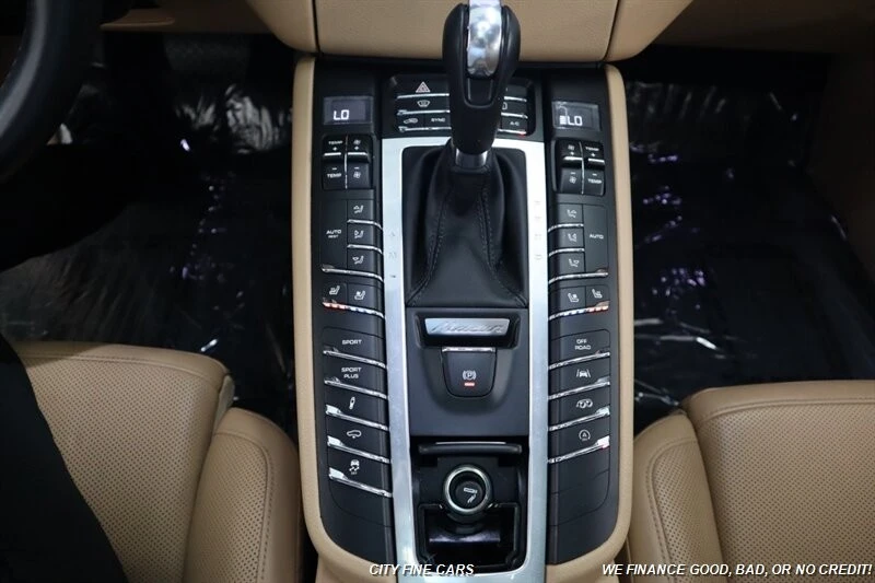 2018 Porsche Macan - Image 24 of 31