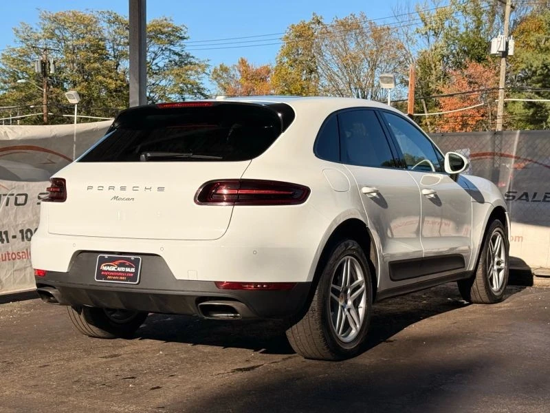 2018 Porsche Macan - Image 9 of 12