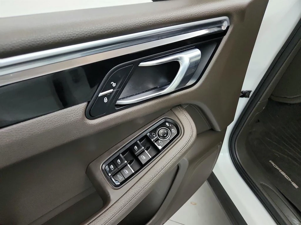 2018 Porsche Macan - Image 20 of 31