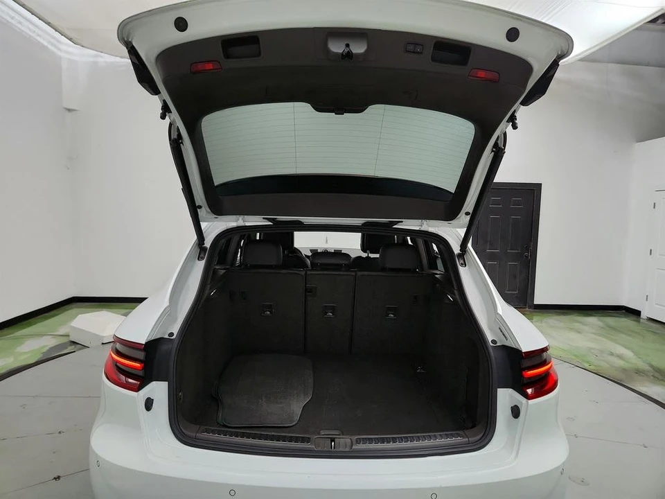 2018 Porsche Macan - Image 29 of 31
