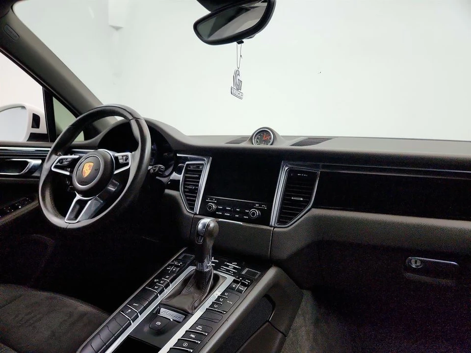 2018 Porsche Macan - Image 24 of 31