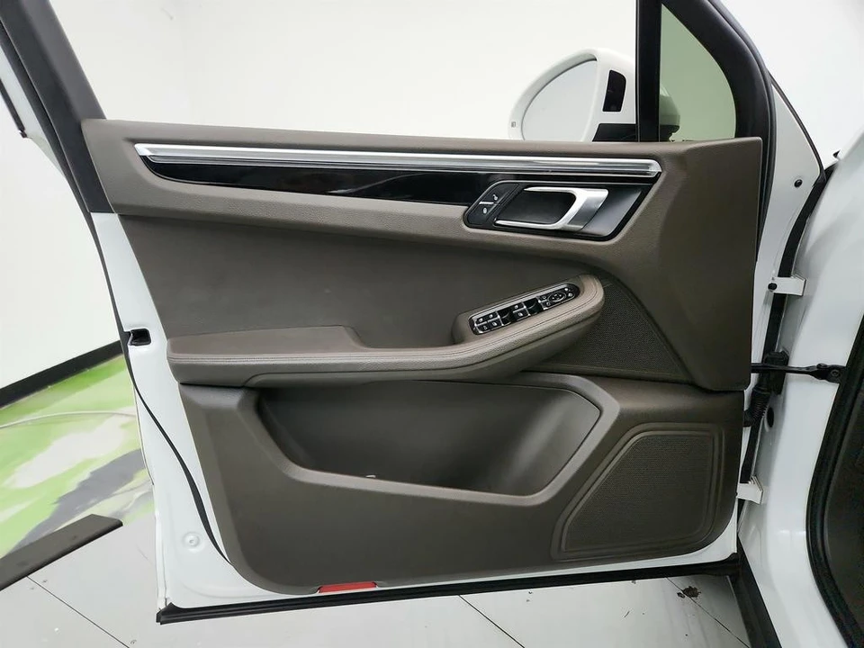2018 Porsche Macan - Image 21 of 31