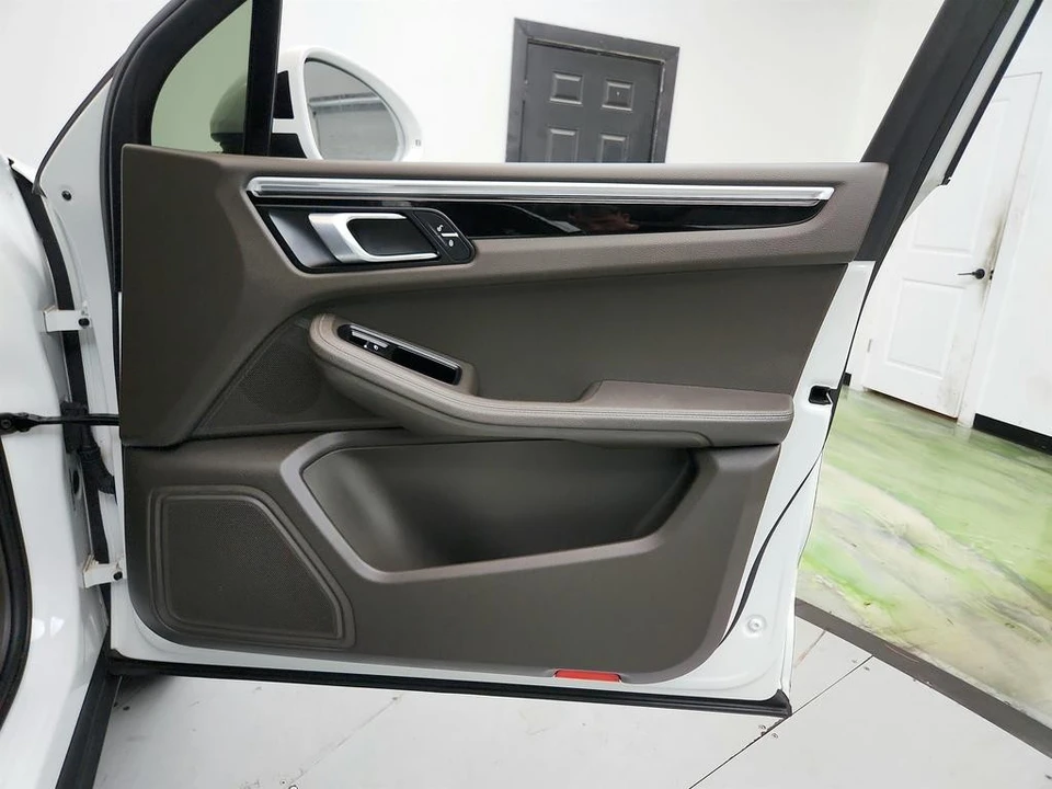 2018 Porsche Macan - Image 26 of 31