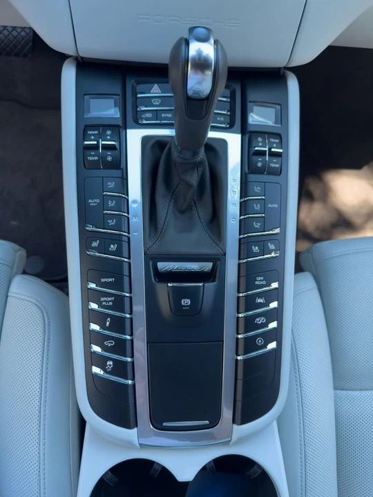 2018 Porsche Macan GTS - Image 12 of 19
