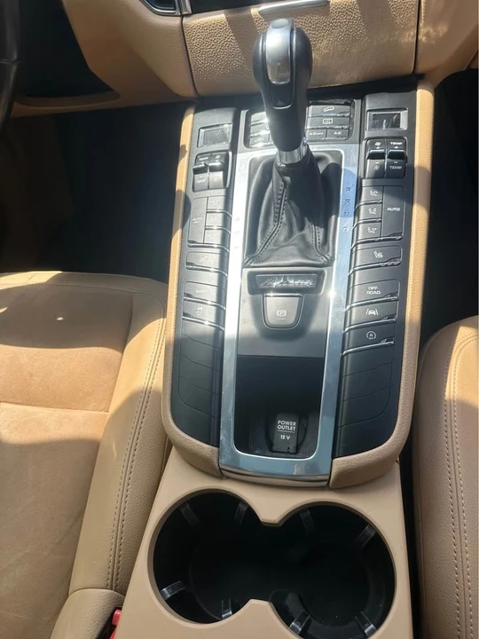 2018 Porsche Macan - Image 14 of 15