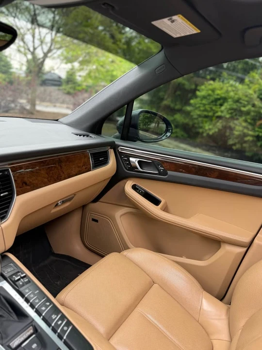 2018 Porsche Macan - Image 15 of 16