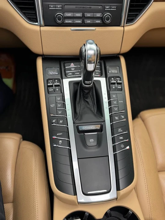 2018 Porsche Macan - Image 13 of 16