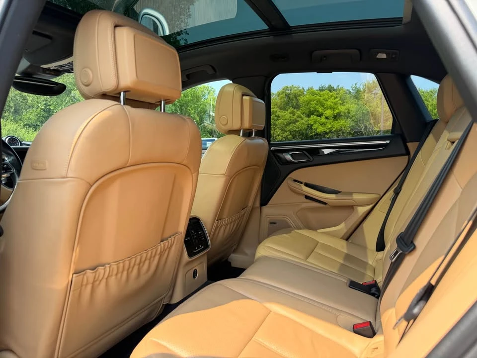 2018 Porsche Macan - Image 9 of 11