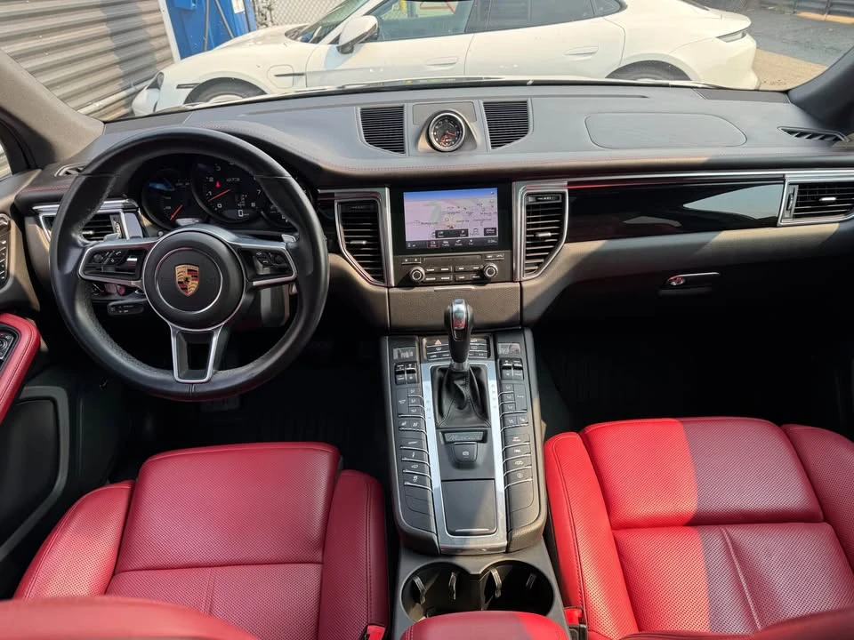 2018 Porsche Macan - Image 16 of 18