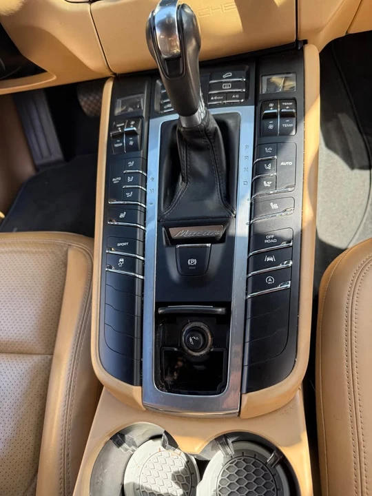 2018 Porsche Macan - Image 13 of 17