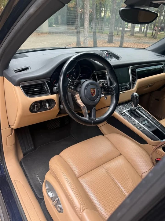 2018 Porsche Macan - Image 16 of 18