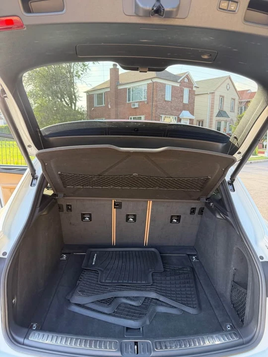 2018 Porsche Macan - Image 17 of 20